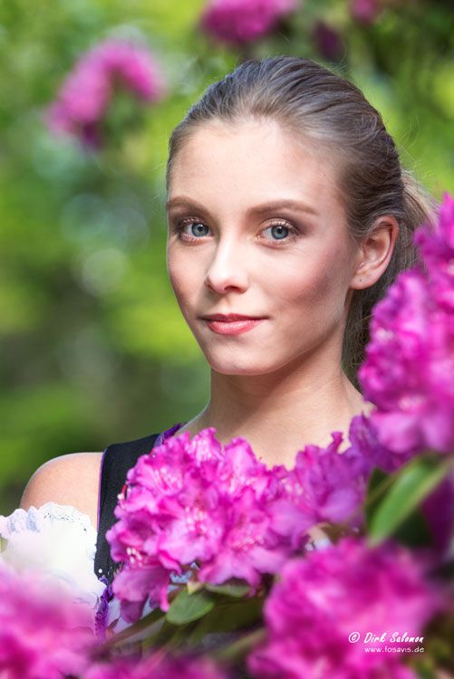 Portrait in der Rhododendronblüte